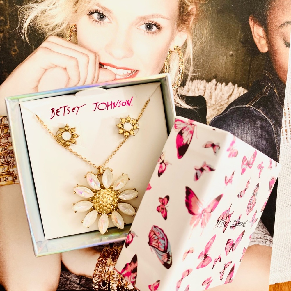 🌸SET : Necklace and studs 🌸
